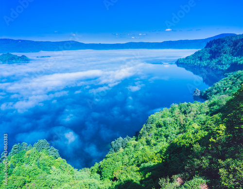 新緑の十和田湖と霧
