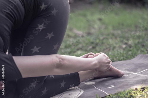 mujer practicando posturas de yoga