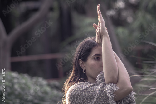 mujer practicando posturas de yoga photo