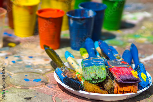 Obraz na plátne Painting outdoors hobby, paints and brushes in the street