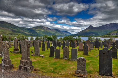 Bilde på lerret Lake view cemetery in the Scottish highlands