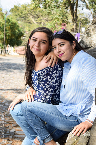 Retrato de dos Mujeres bonitas Guatemaltecas, en un parque rodeado de naturaleza al aire libre. photo