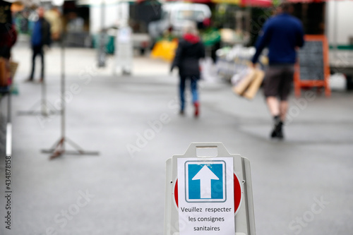 Wallpaper Mural EpidÃ©mie de Coronavirus. MarchÃ© hebdomadaire. Torontodigital.ca