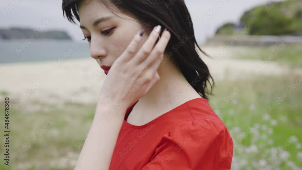 海にいる赤いワンピースの女性 海にいる赤いワンピースの女性