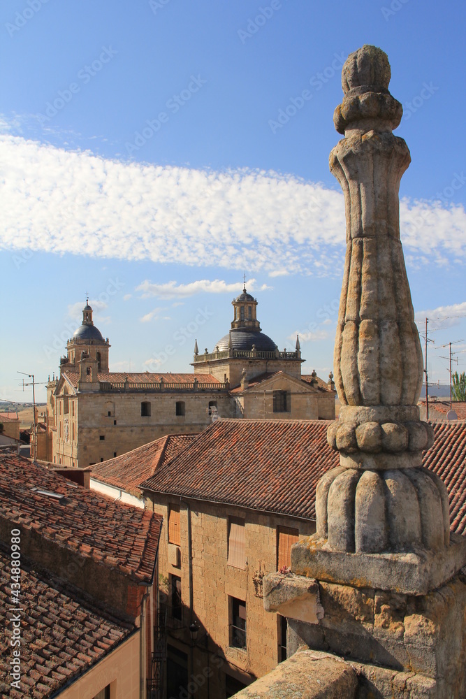 Vista de tejados y cielo en Ciudad Rodrigo (Salamanca) en día soleado.