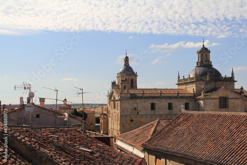 Vista de tejados y cielo en Ciudad Rodrigo (Salamanca) en día soleado.