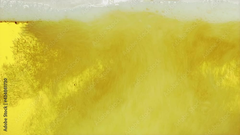 Nahaufnahme beim Einschenken von Bier in ein Glas mit Aufsteigende Blasen