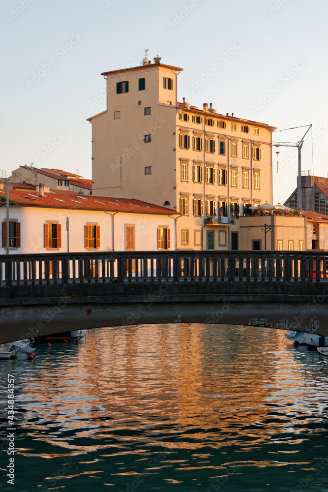 Stare miasto w Livorno, stare kamienice nad kanałem