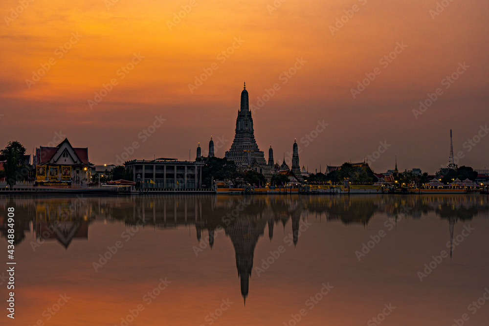 Obraz premium sunrise over the river