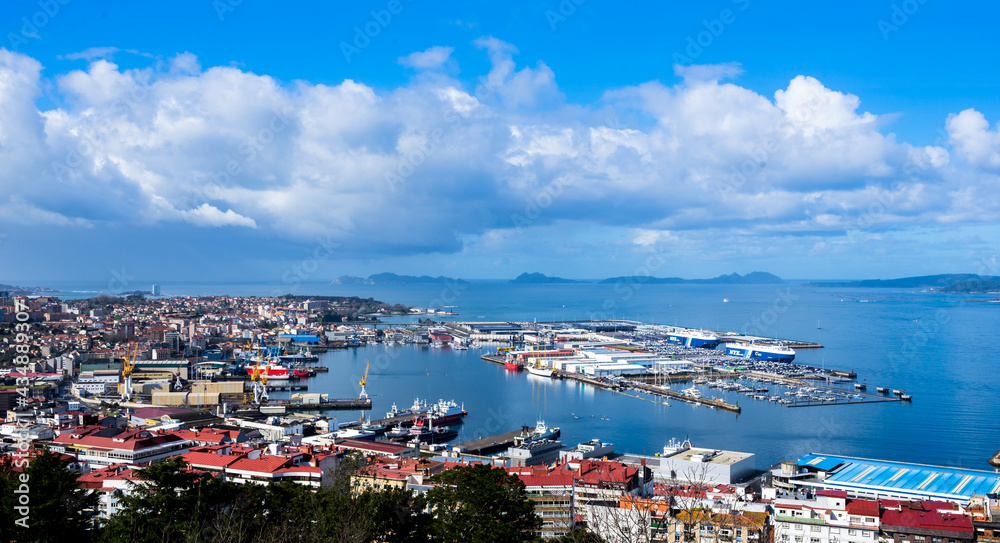 puerto y costa de Vigo con nuves y mar azul 