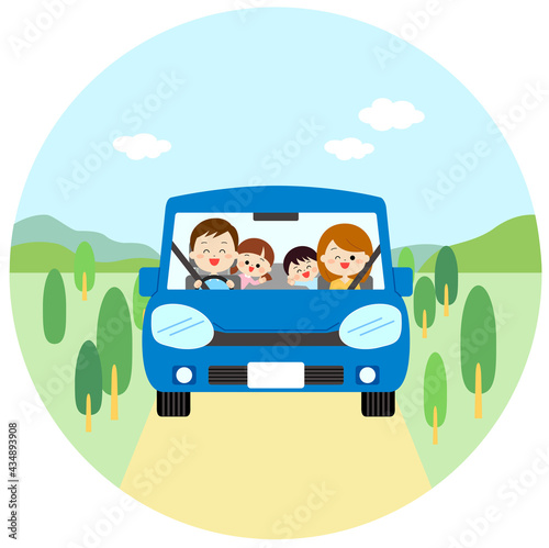 青色の車でドライブする家族