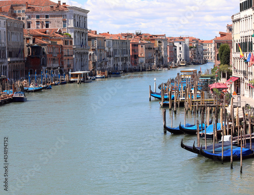 Фотография Grand Canal in Venice with the clams still and with very few boats during the lo