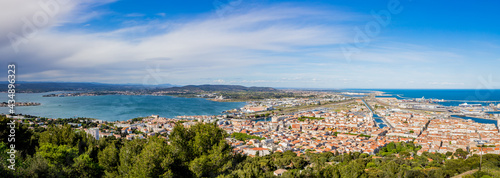 Panorama sur Sète et son port et l'étang de Thau depuis la mont Saint-Clair