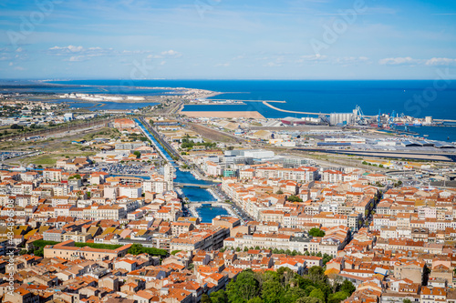 Vue sur Sète et son port depuis la mont Saint-Clair photo