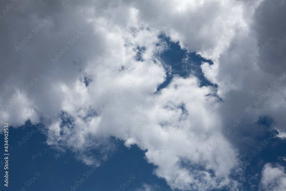 White clouds in the blue sky
White clouds in the blue sky