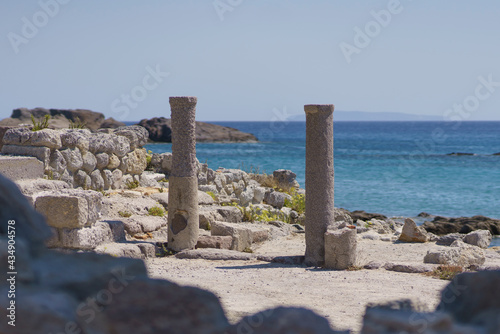 Archäologische Monumente mit Meer im Hintergrund