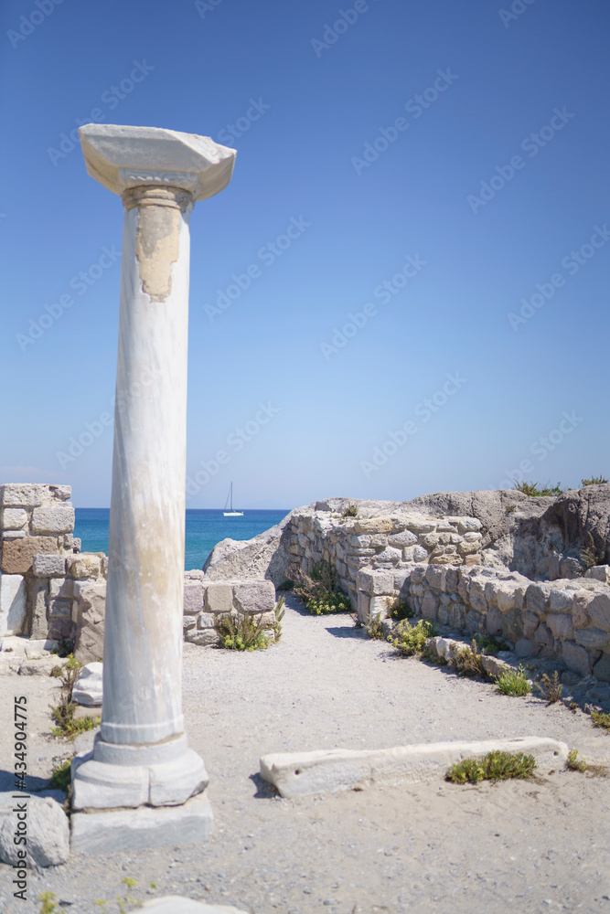 Archäologische Monumente mit Meer im Hintergrund