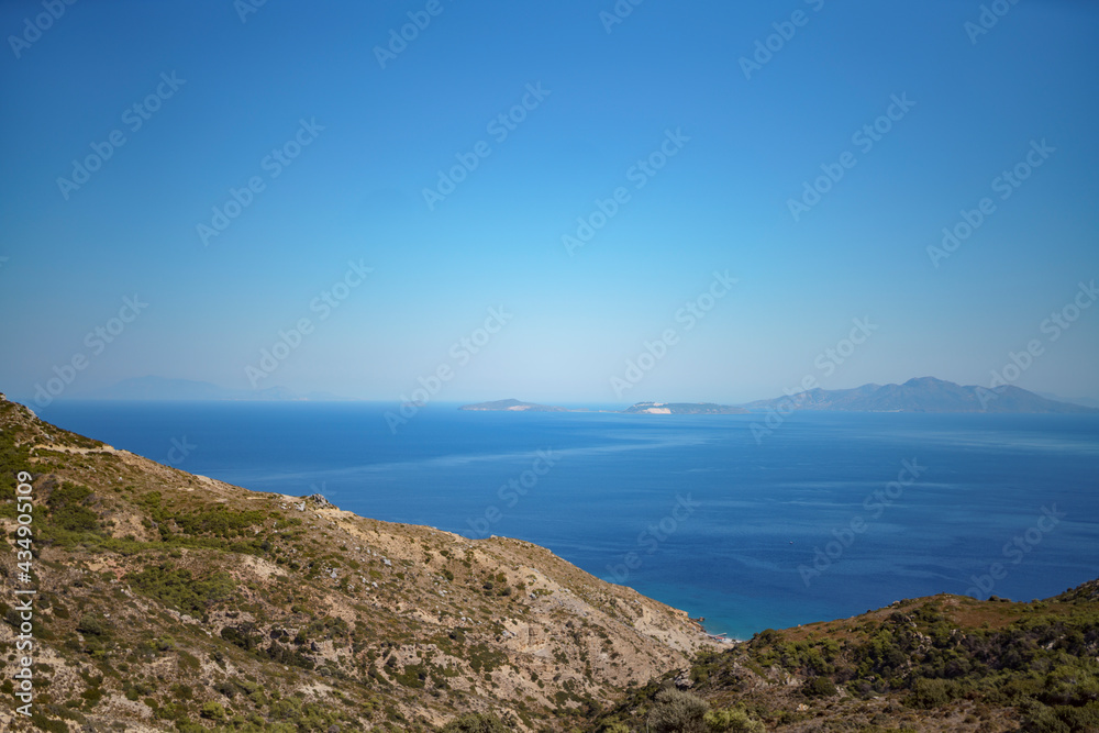 Gebirge mit Meer im Hintergrund Gebirge mit Meer im Hintergrund