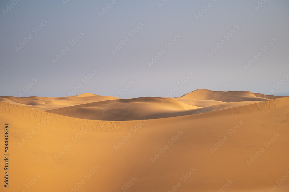 Beautiful desert scenery, richly detailed natural background pictures, located in the Badain Jaran Desert, Inner Mongolia, China.