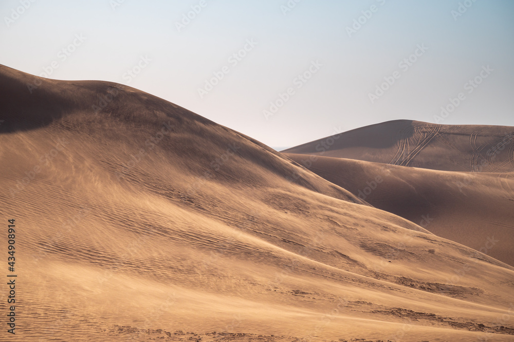 Beautiful desert scenery, richly detailed natural background pictures, located in the Badain Jaran Desert, Inner Mongolia, China.