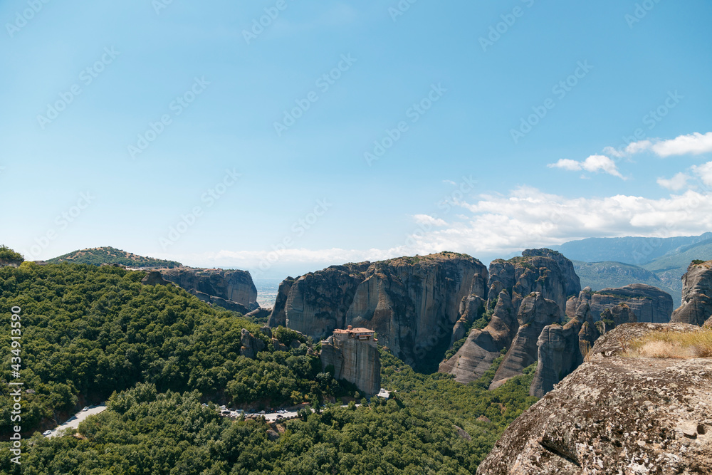 Naklejka premium Landschaft mit Gebirge und Meteora Kloster