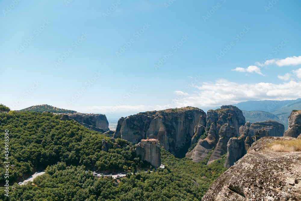 Landschaft mit Gebirge und Meteora Kloster