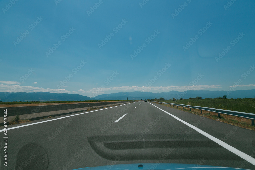 Fototapeta premium Schnellstrasse mit Landschaft Silhouette