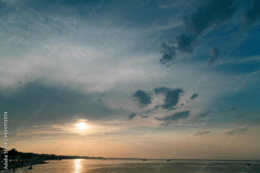 Wolkenmix zum Sonnenuntergang am Meer