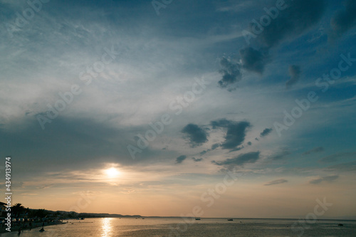 Wolkenmix zum Sonnenuntergang am Meer © Babis
