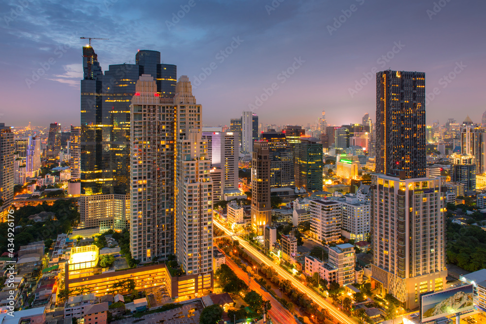 Fototapeta premium Downtown of Bangkok Skyline, City view of Bangkok metropolis