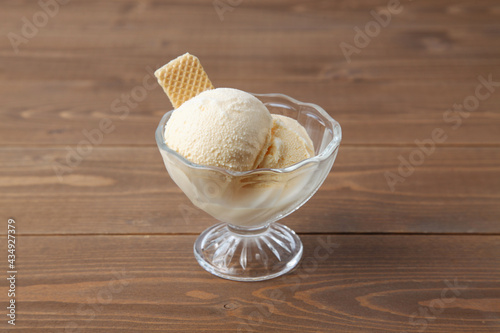 バニラ アイスクリーム ウエハース添え テーブル