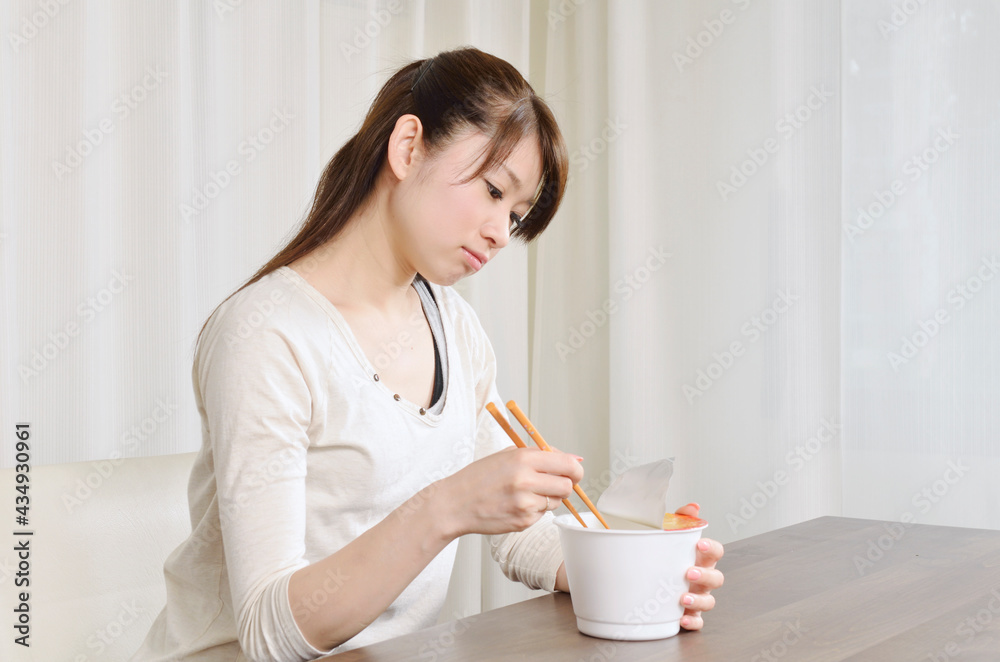 カップ麺を食べる女性 カップ麺を食べる女性