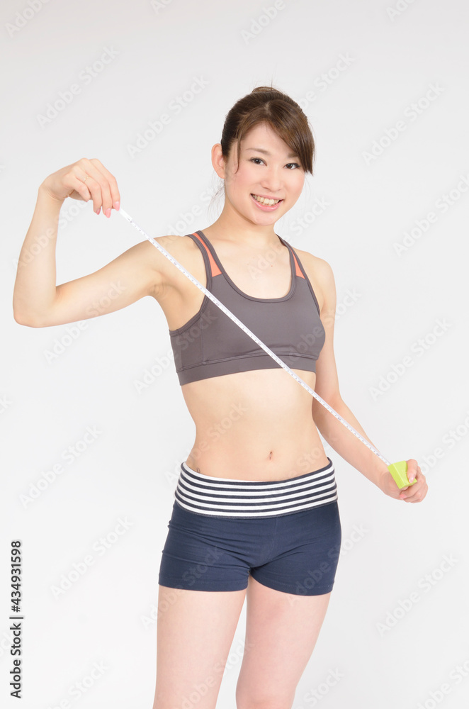 メジャーを持った若い女性 メジャーを持った若い女性