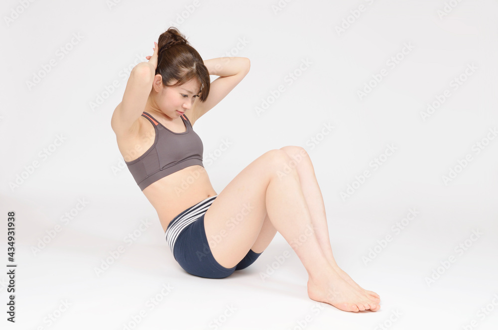 腹筋運動する若い女性 腹筋運動する若い女性