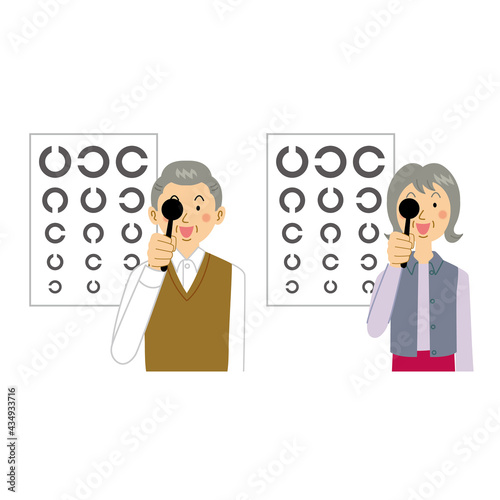 視力検査を受けるおじいさんおばあさん