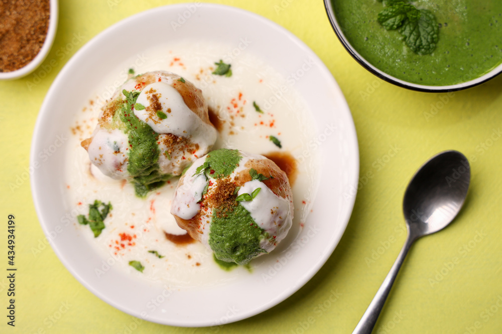 Foto de Indian street food Dahi vada Dahi Bhalla with green chutney