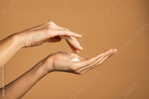 Stampa su tela Woman hand applying lotion cream