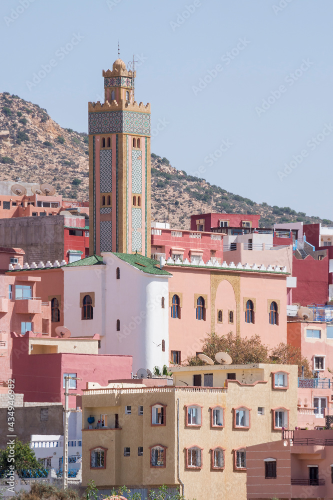Casas y minarte de mezquita en el pueblo de Taghazout en la costa sur de Marruecos
