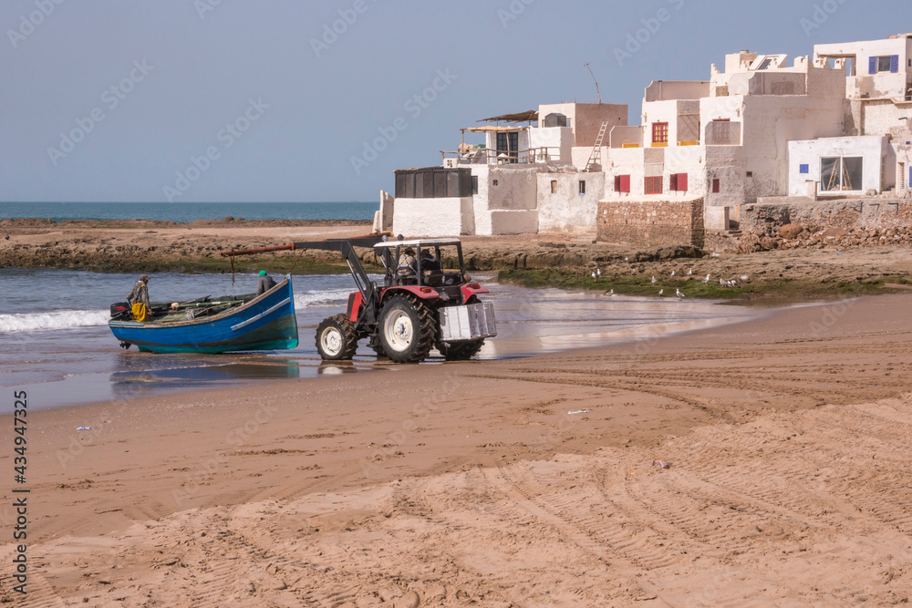 Tractor sacando una barca de pesca en las playas de Tifnit en la costa sur de Marruecos