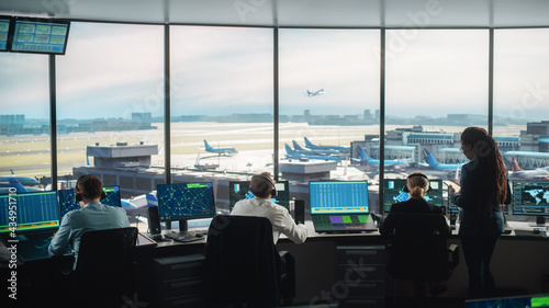 Foto Diverse Air Traffic Control Team Working in a Modern Airport Tower