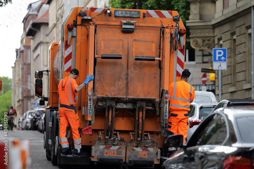 müllwagen auf tour mit zwei müllmänner in der stadt