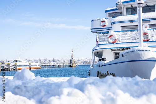 Imperia Statue im Schnee, Boot, Winter in Konstanz