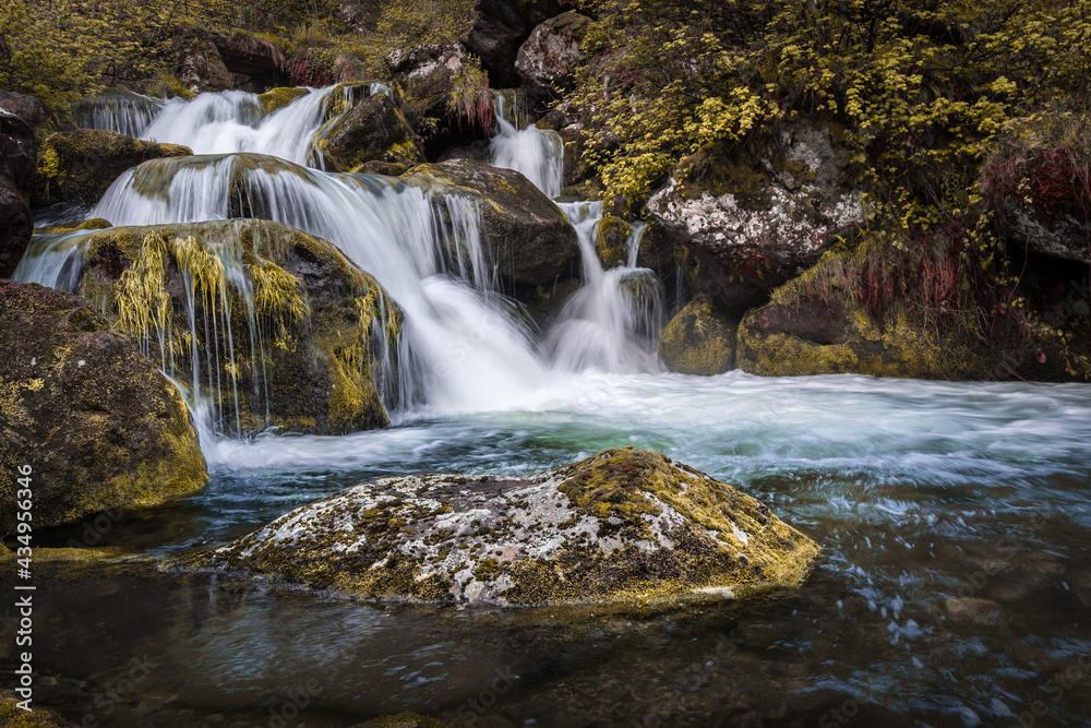 Fototapeta premium Pose longue d'une cascade dans les Pyrénées - Ariège - Occitanie - France
