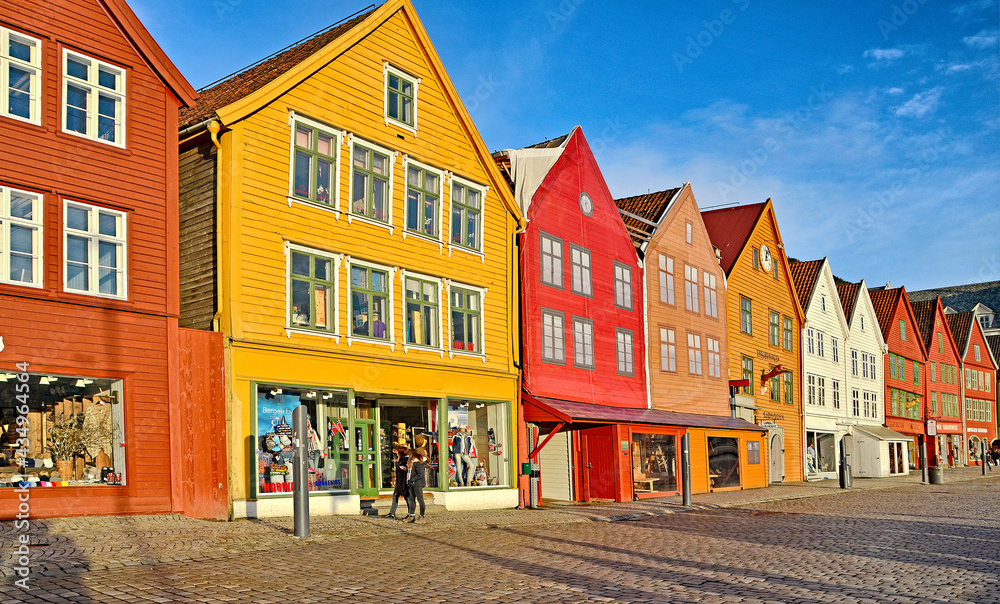 Viertel Bryggen mit bunte Holzhäuser,   Bergen -  Stadt an der Südwestküste Norwegens,  umgebende Landschaft ist von Bergen und Fjorden bestimmt