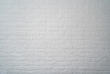 biała ceglana ściana