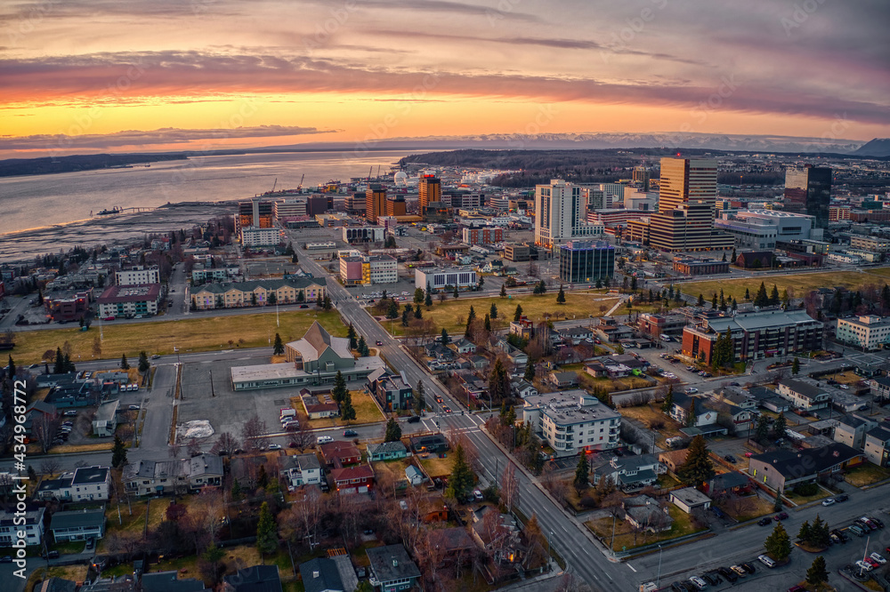 Naklejka premium Aerial View of a Sunset over Downtown Anchorage, Alaska in Spring