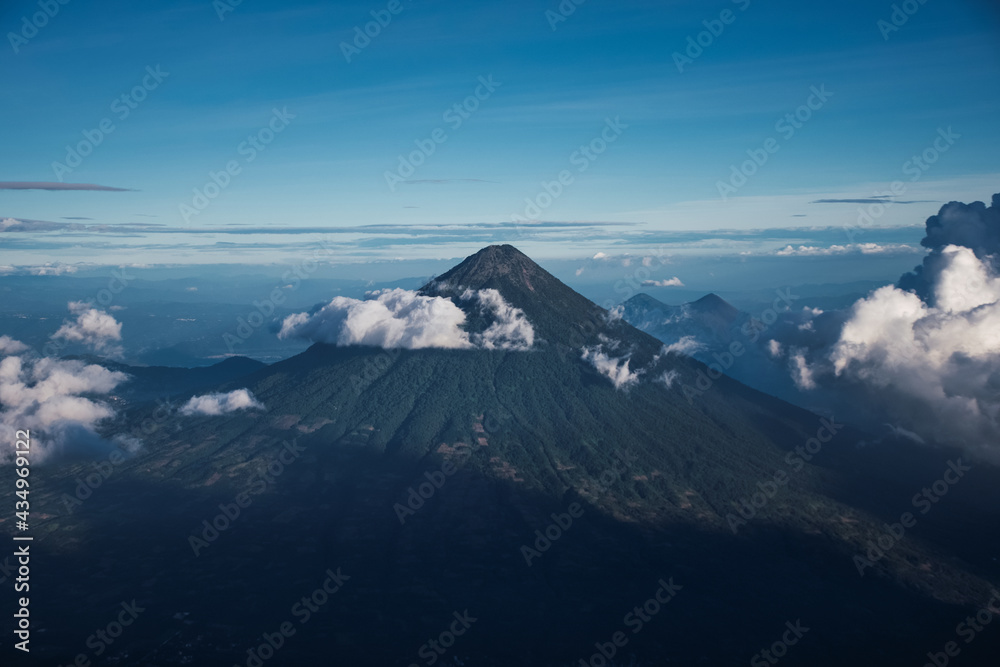 Vista aérea al Volcán de Agua y de fondo el Volcán de Pacaya al atardecer