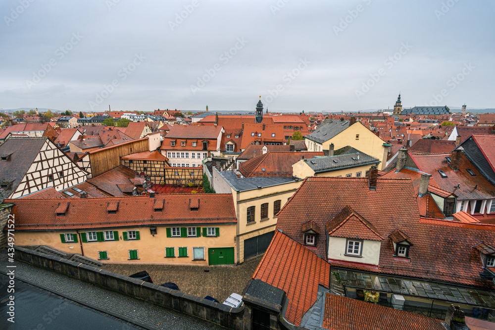 Obraz premium A view on the Bamberg town from Altstadt viewpoint on a cloudy autumn day