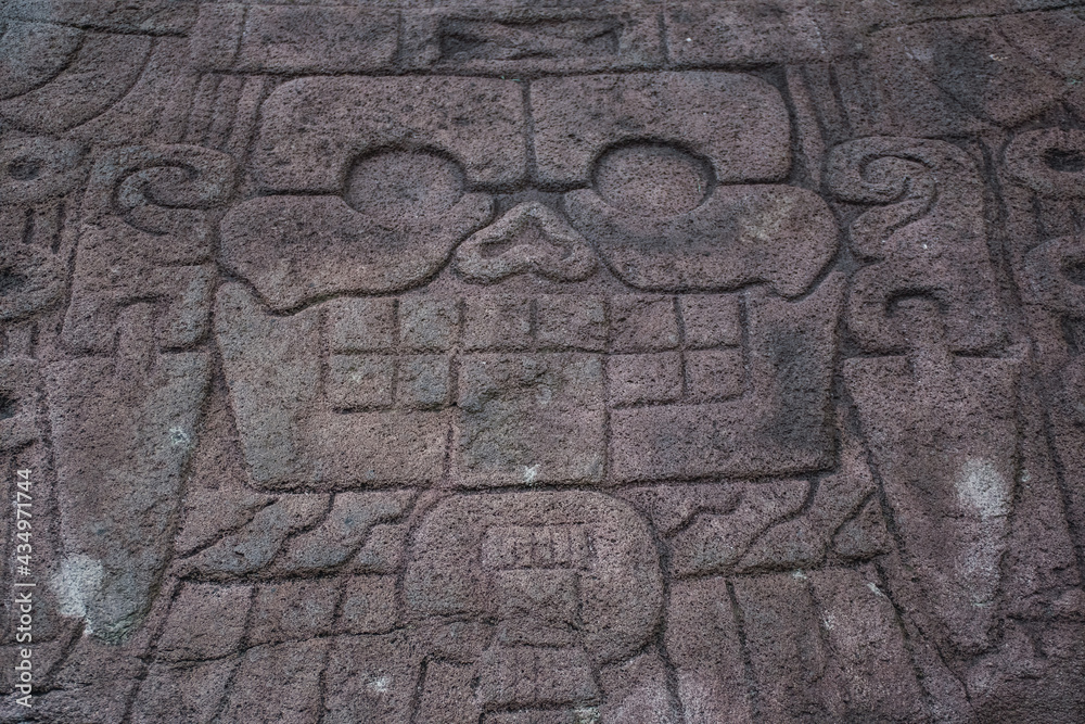 Jeroglífico tallado en piedra por los mayas
