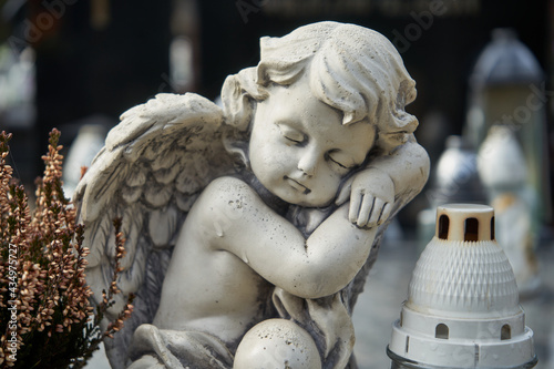figurka anioła na grobie, cmentarz